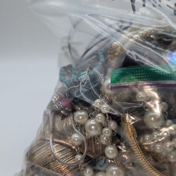 Jewelry Lot Gigi Wearable Over 4 Lbs Mixed Jewelry Mystery Bag - Picture 3 of 9